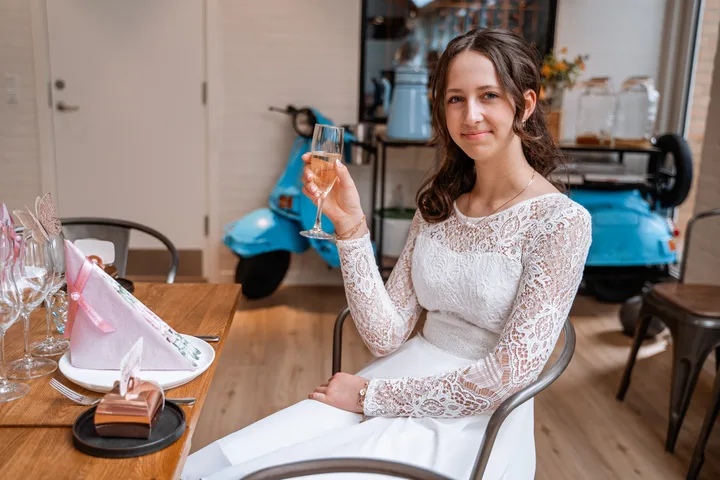 Konfirmand med glas ved festmiddagen