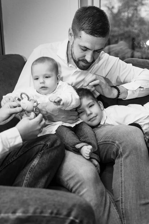 Sort-hvid familiebillede: far med sine børn