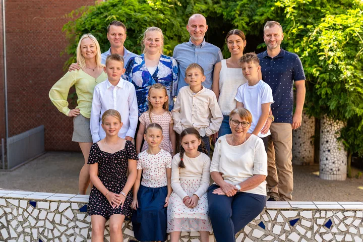 Gruppebillede af en stor familie udendørs