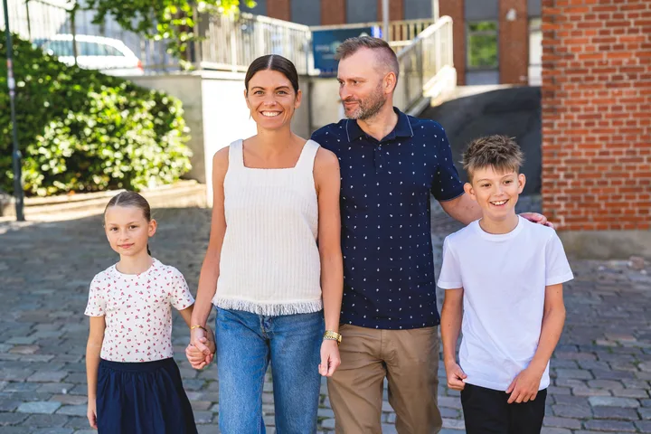 Familie med børn i en gammel bygade