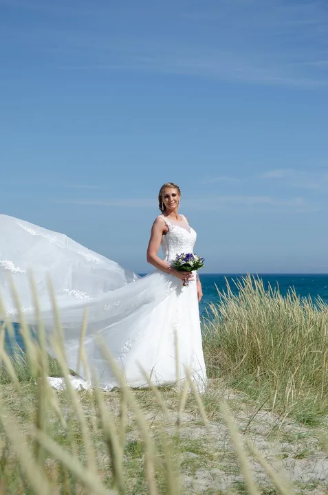 Brud i vinden ved havet i klitterne